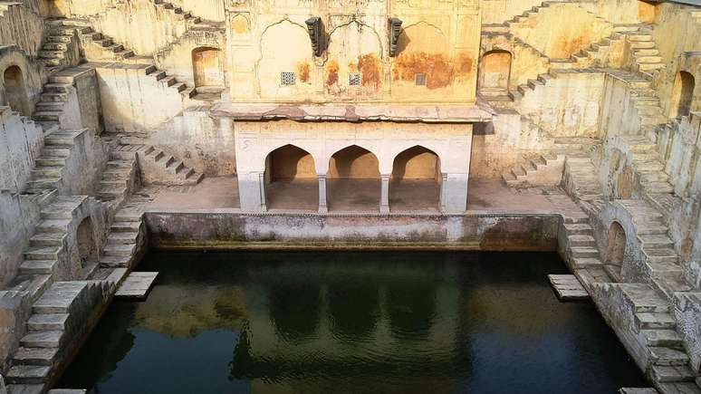 Historicamente, o Panna Meena Ka Kund, em Jaipur, era uma fonte de &aacute;gua vital. Ap&oacute;s a restaura&ccedil;&atilde;o da estrutura, no final da d&eacute;cada de 1990, os moradores locais agora o utilizam apenas para banho