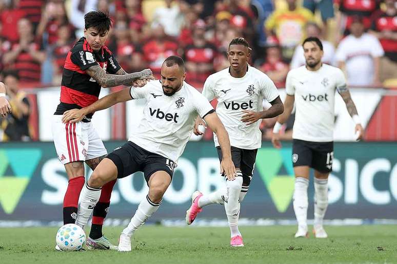 Arthur Cabral trava luta com Pulgar. Atacante foi o jogador mais ativo do Botafogo no cl&aacute;ssico.