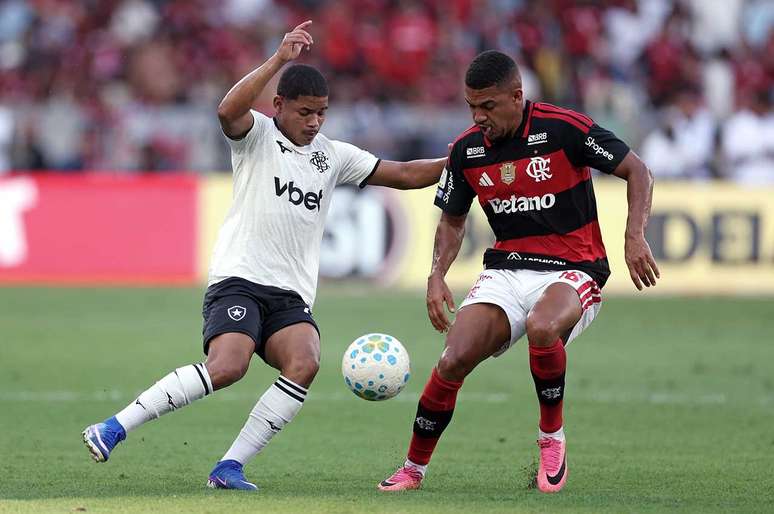 Flamengo vence Botafogo no Maracan&atilde; &ndash;