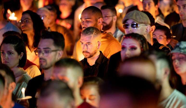 A parada do orgulho gay de Manchester inclui tradicionalmente uma vig&iacute;lia com velas pelas v&iacute;timas de HIV e Aids