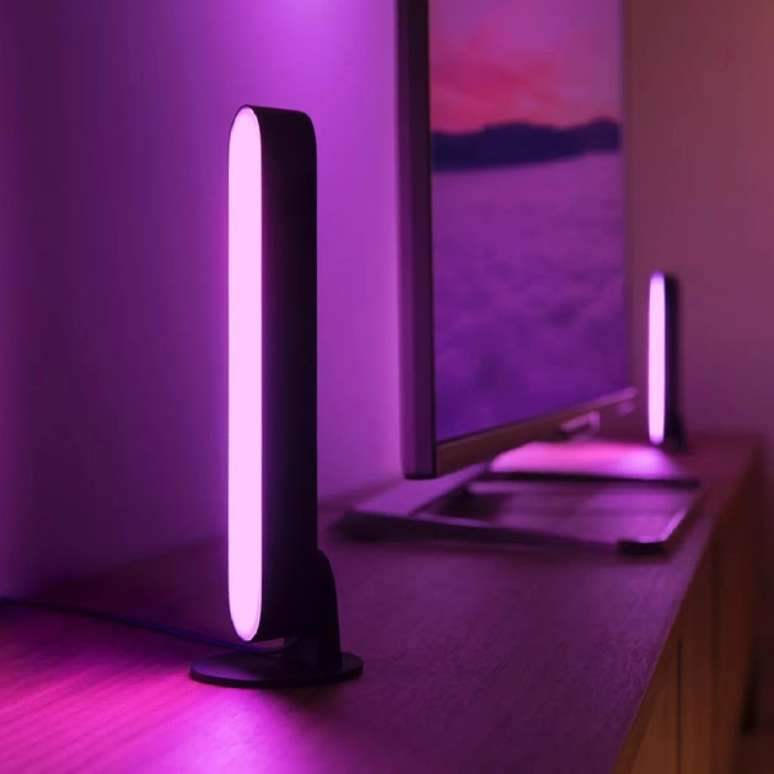Com a barra de LED Hue Play &eacute; poss&iacute;vel conectar e controlar at&eacute; 50 luzes e acess&oacute;rios, definir rotinas e criar efeitos de luz diferenciados. Utiliza a tecnologia Zigbee para se conectar ao Wi-Fi, permitindo o controle do sistema de ilumina&ccedil;&atilde;o de qualquer lugar com acesso &agrave; internet. Al&eacute;m de ser dimeriz&aacute;vel, possui temperatura de cor ajust&aacute;vel entre 2000K e 6500K e controle de cor RGBW | Divulga&ccedil;&atilde;o Philips