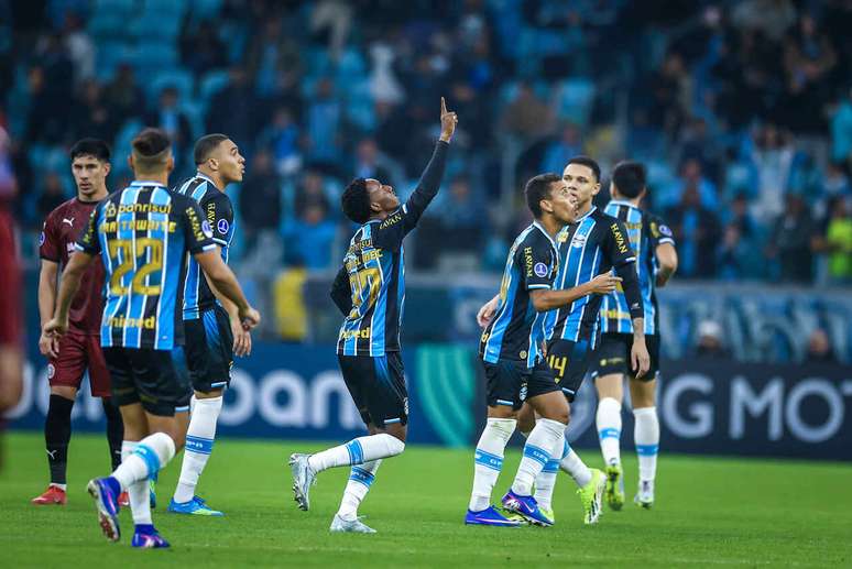 Gabriel Mec celebra um de seus gols pelo Gr&ecirc;mio em 2026 &ndash;