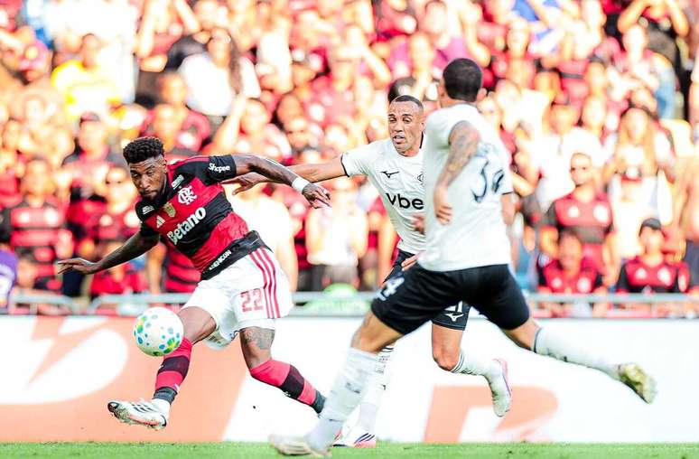 Mar&ccedil;al protagonizou uma disputa quente com Emerson Royal durante o cl&aacute;ssico &ndash;
