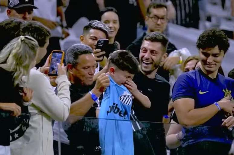 Neymar d&aacute; a camisa para um torcedor mirim do Corinthians &ndash;