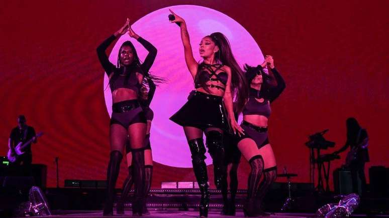 Ariana Grande se apresentou na Manchester Pride de 2019 em um palco especialmente constru&iacute;do para a ocasi&atilde;o
