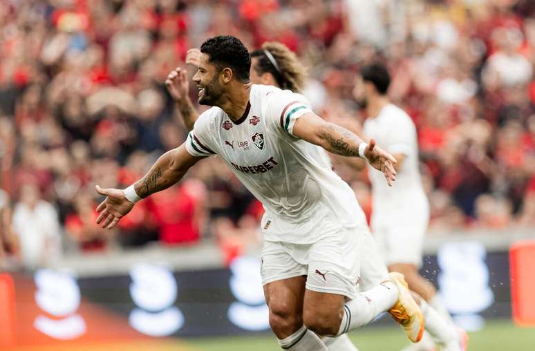 Hulk, de falta, fez o primeiro gol do Fluminense no empate com o Athletco-PR neste domingo (30) &ndash;