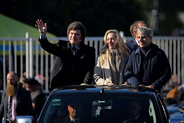 O presidente da Argentina, Javier Milei (esq.), e seu ministro da Economia, Luis Caputo (dir.), declararam que o Estado n&atilde;o ir&aacute; intervir nesta crise