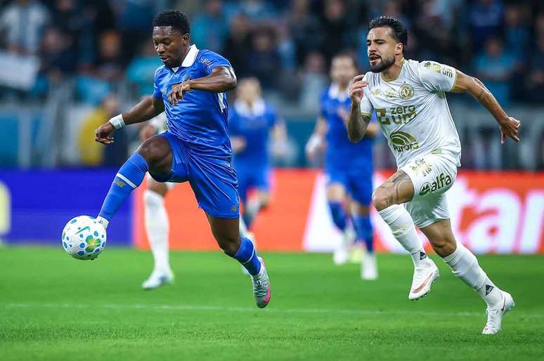 Gr&ecirc;mio se afastou um pouco da zona de rebaixamento e afundou a Chapecoense na lanterna &ndash;