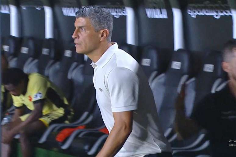 Pedro Emanuel tem cinco vit&oacute;rias em 13 jogos no comando do Vasco &ndash;