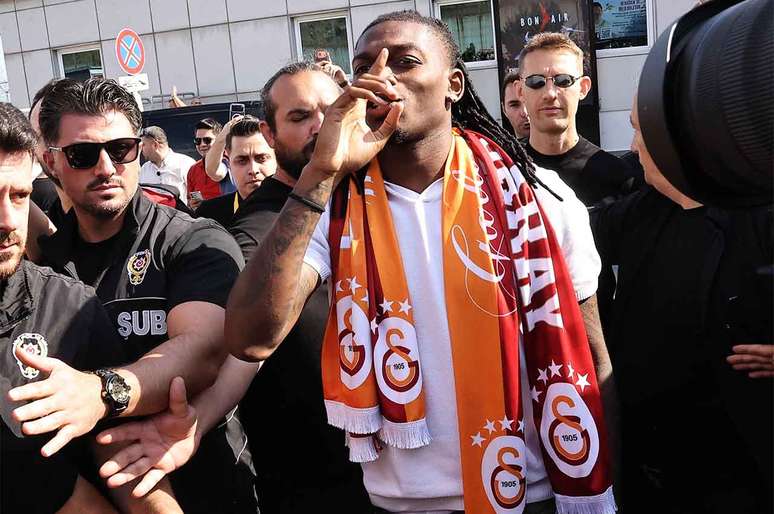 Rafael Le&atilde;o desembarca em Istambul para concluir transfer&ecirc;ncia ao Galatasaray &ndash;