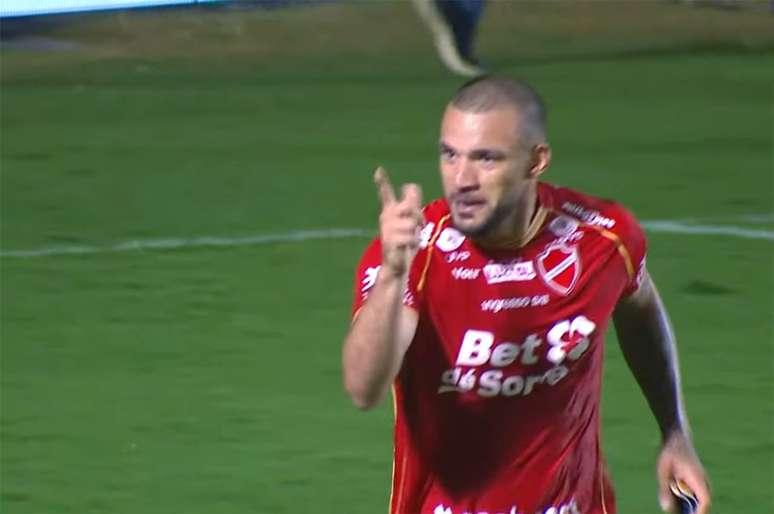 Andr&eacute; Luis marcou o gol que confirmou a vit&oacute;ria do Vila Nova &ndash;