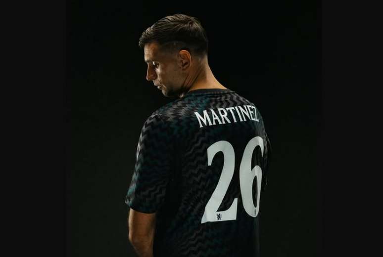 Dibu Mart&iacute;nez vestir&aacute; a hist&oacute;rica 26 no Chelsea &ndash;