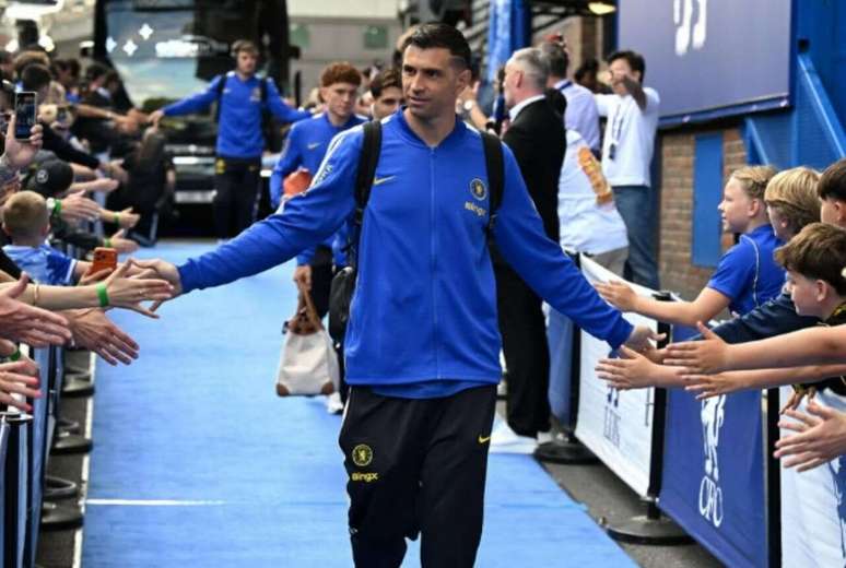 Dibu j&aacute; tem contato com torcedores do Chelsea &ndash;