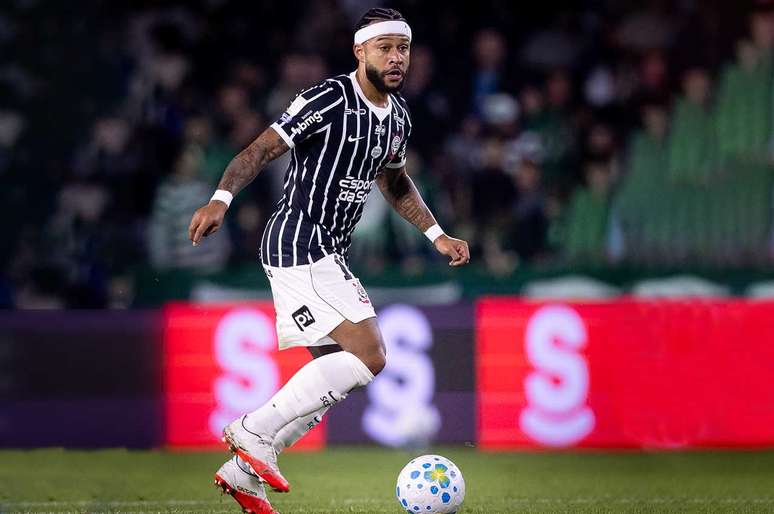Depay em a&ccedil;&atilde;o com a camisa do Corinthians no rev&eacute;s para o Coritiba &ndash;