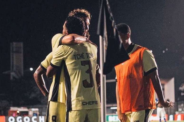 Facundo Colidio abra&ccedil;a Tch&ecirc; Tch&ecirc; na comemora&ccedil;&atilde;o do primeiro gol do Vasco &ndash;