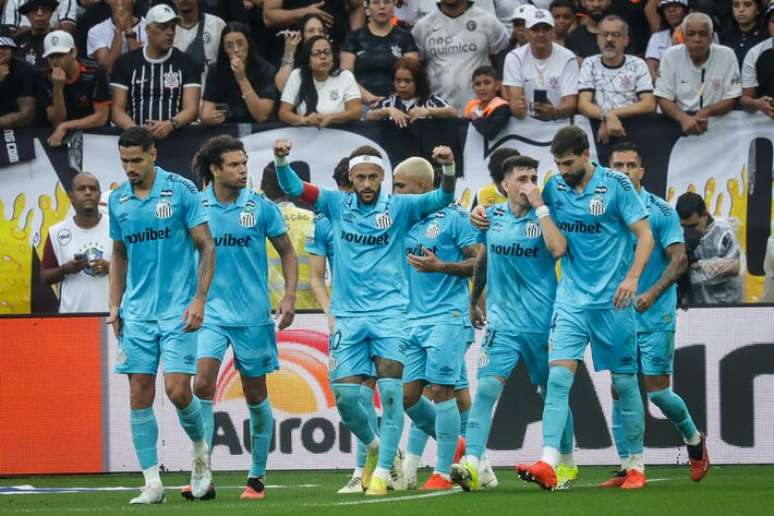 Neymar bate falta, e Oliva marca no rebote em Itaquera.