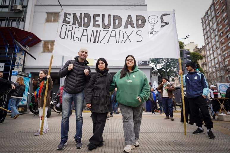 Fernando Moyano ao lado das outras duas porta-vozes do grupo Endividadxs Organizadxs, Oriana Fern&aacute;ndez e Vanesa Bitocco
