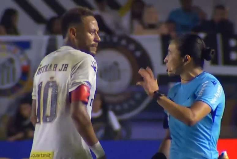 Neymar reclama com Edina durante jogo do Santos &ndash;
