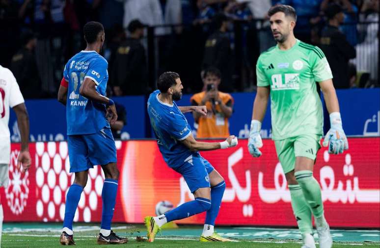 Momento do &uacute;ltimo gol marcado por Benzema com a camisa do Al-Hilal &ndash;