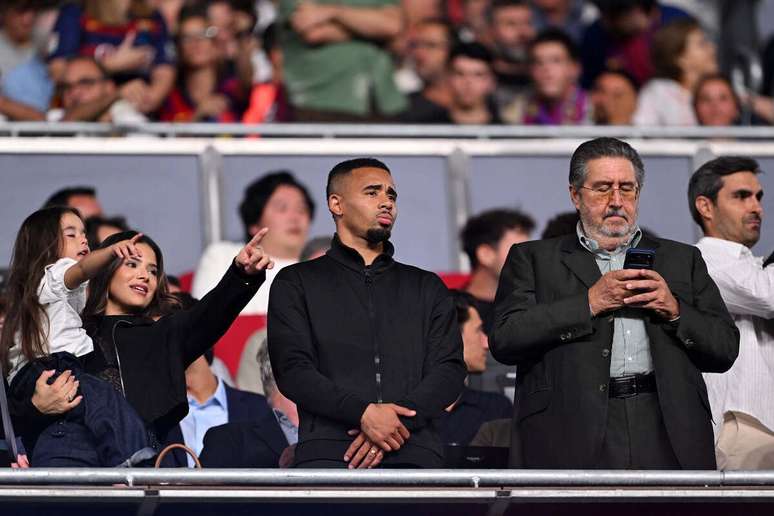 Gabriel Jesus acompanha Bar&ccedil;a x Real nas tribunas do Camp Nou.
