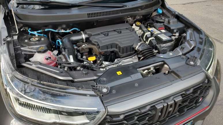 Peugeot 2008 vs Fiat Strada