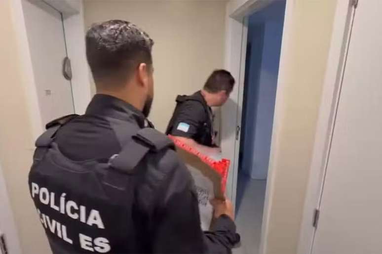 Pol&iacute;cia Civil chegando ao im&oacute;vel do atacante DVD &ndash;