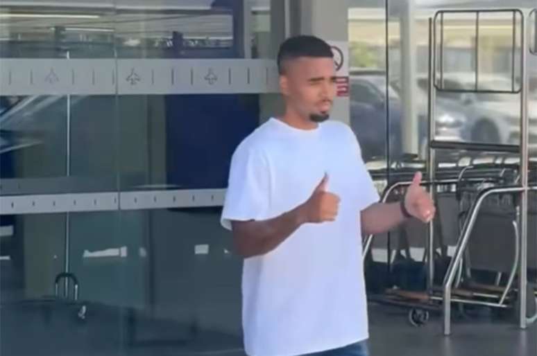 Gabriel Jesus desembarcou na Espanha para realizar exames m&eacute;dicos e assinar com o Barcelona &ndash;