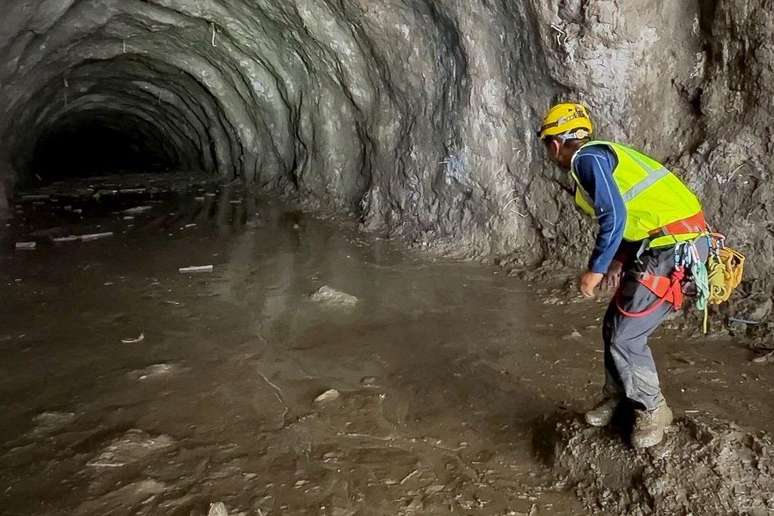 Os profissionais conseguiram abrir alguns t&uacute;neis e resgatar cerca de 300 trabalhadores