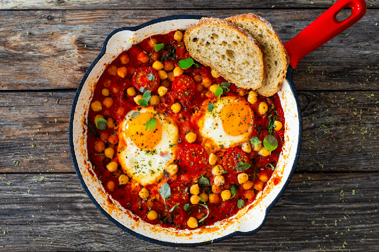 Ovo ao molho de tomate com gr&atilde;o-de-bico 