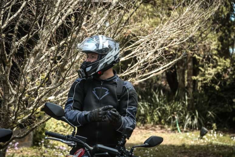 Capacete, jaqueta, luva e bota refor&ccedil;ada n&atilde;o s&atilde;o opcionais. S&atilde;o o que separa um susto de um acidente