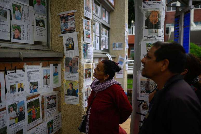 Centenas de pessoas no Nepal aguardam not&iacute;cias dos seus entes queridos