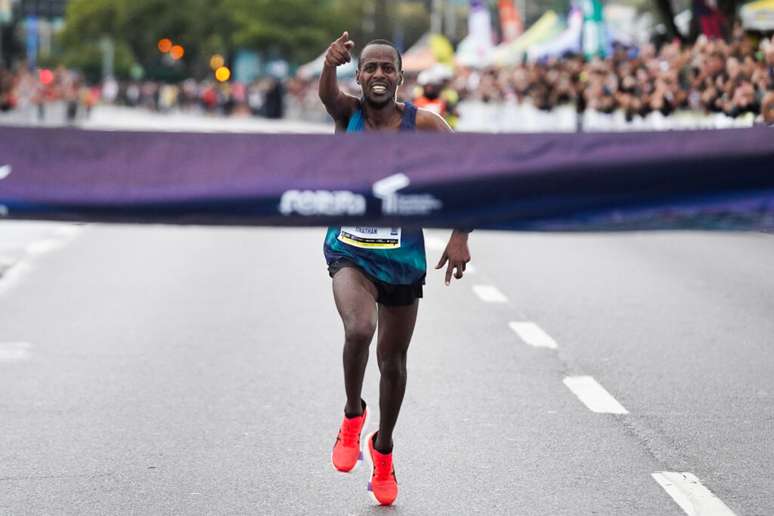 O ugandense Jonathan Akankwasa foi o campe&atilde;o da maratona (Foto: Fernanda Paradizo)