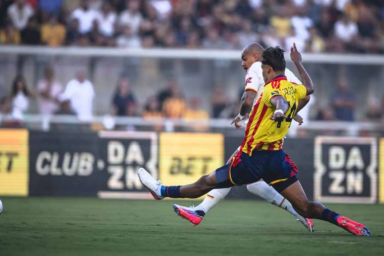 Jogadores de Lecce e Roma em disputa de bola na Serie A &ndash;