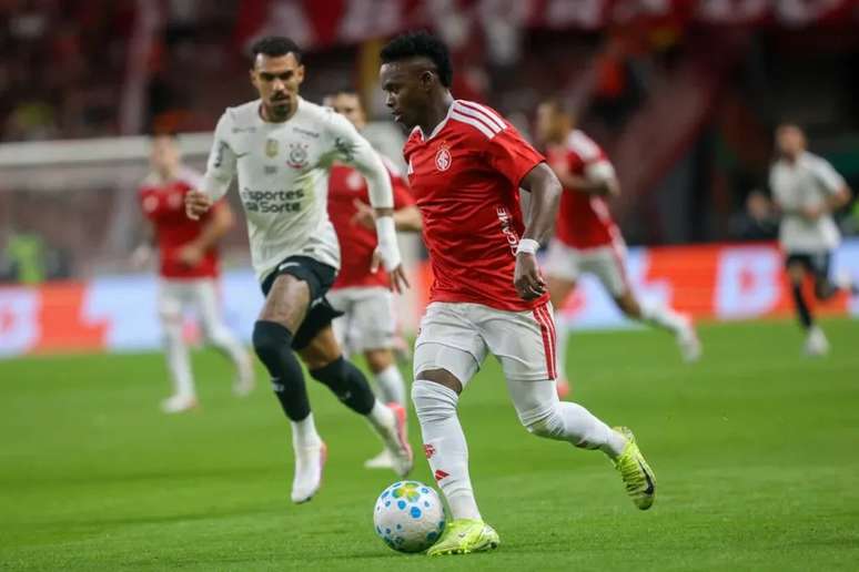 Carbonero com a camisa do Internacional