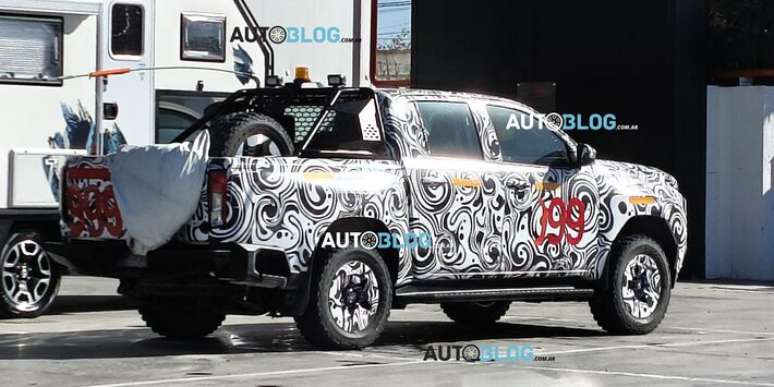 Prot&oacute;tipo da Toyota Hilux flagrado na Argentina