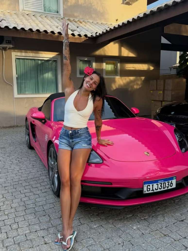 Ana Castela e seu Porsche cor de rosa