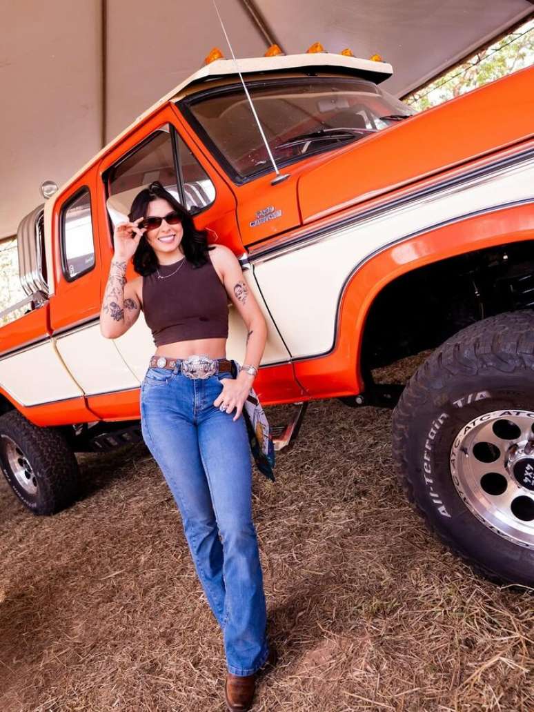 Ana Castela e sua Ford F-150 Custom