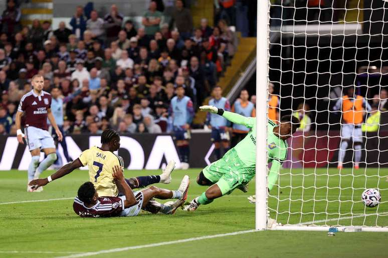 Momento do gol marcado por Bukayo Saka no Villa Park &ndash;