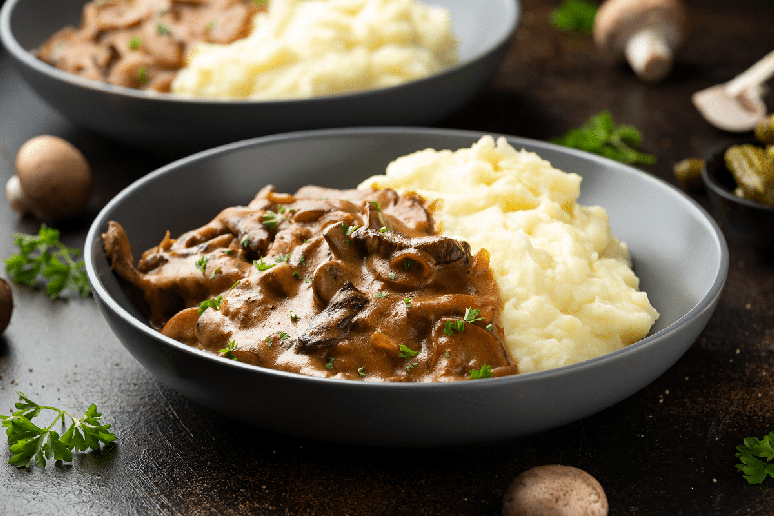 Estrogonofe de carne com pur&ecirc; de batata 