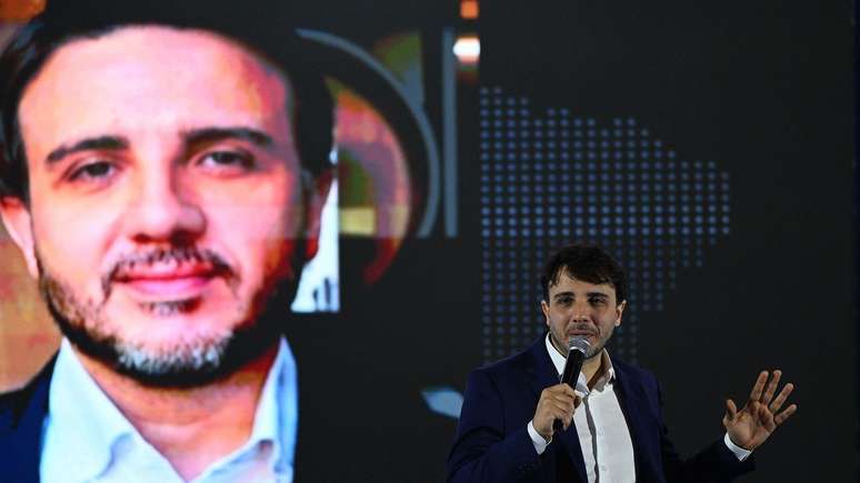 Candidatura de Renan n&atilde;o est&aacute; suspensa, mas ele n&atilde;o pode mais usar redes sociais e nenhuma plataforma online