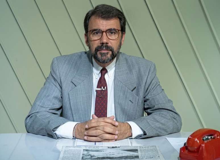 Carlos Monforte na bancada do 'Bom Dia Brasil', onde o famoso telefone vermelho era usado para conversar com rep&oacute;rteres pelo Brasil e o mundo no come&ccedil;o da d&eacute;cada de 1980