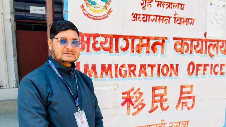 O assistente de imigra&ccedil;&atilde;o Tika Ram Pokharel &eacute; o &uacute;nico funcion&aacute;rio sobrevivente do Escrit&oacute;rio de Imigra&ccedil;&atilde;o nepal&ecirc;s de Rasuwagadhi. Ele estava em Katmandu para um exame, quando a enchente atingiu o local