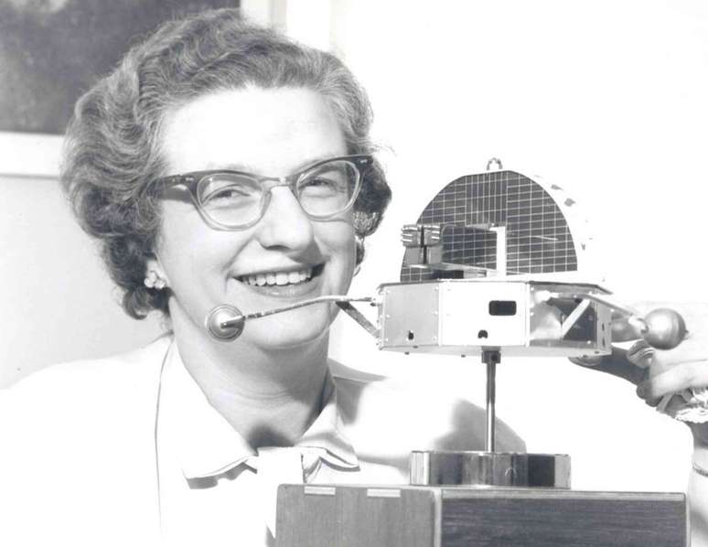 Nancy Roman com uma maquete do sat&eacute;lite astron&ocirc;mico Orbiting Solar Observatory (OSO) em 1962. NASA
