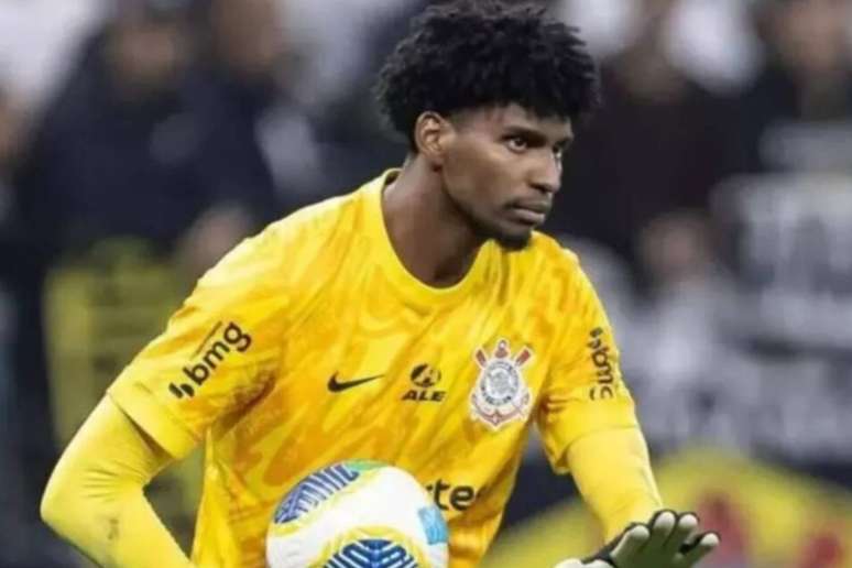 Hugo Souza em a&ccedil;&atilde;o pelo Corinthians