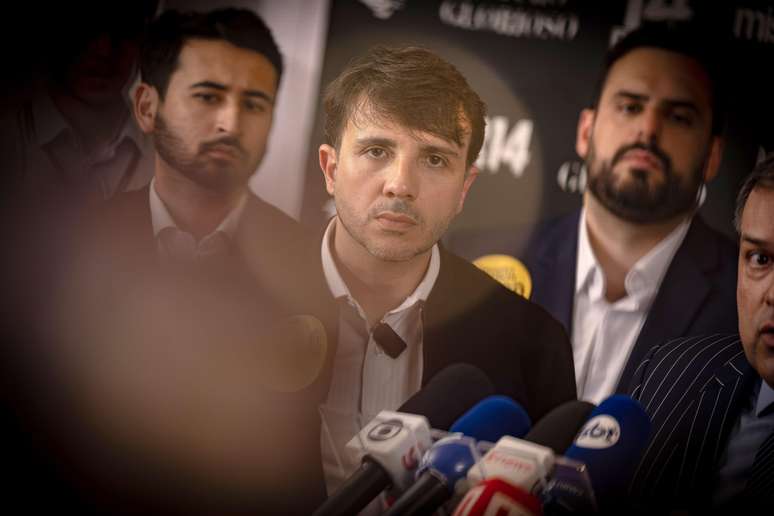 Renan Santos chamou a decis&atilde;o de suspens&atilde;o de suas redes de 'autorit&aacute;ria'