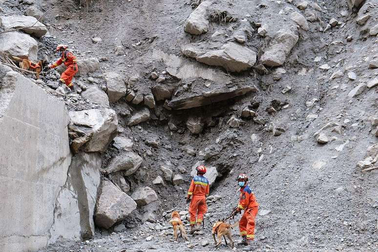 Socorristas em opera&ccedil;&atilde;o de busca e resgate na &aacute;rea atingida pelo deslizamento de lama em Gyirong, no Tibete (China)