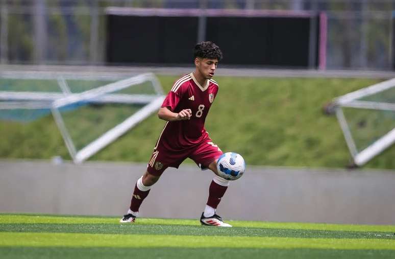 Henry D&iacute;az em a&ccedil;&atilde;o pelo Monagas durante a carreira no futebol venezuelano &ndash;
