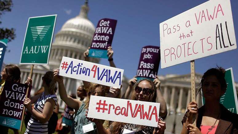 Segundo dados publicados pelo USCIS, entre 2020 e 2025, o n&uacute;mero de pedidos com base na Lei de Viol&ecirc;ncia contra a Mulher (VAWA) triplicou
