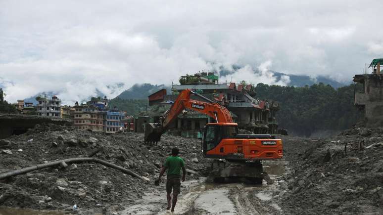 Uma escavadeira limpa um caminho coberto de lama em Trishuli, distrito de Nuwakot, Nepal, em 1&ordm; de setembro de 2026.