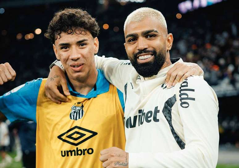 Gabigol comemora vit&oacute;ria ao lado de Bontempo &ndash;